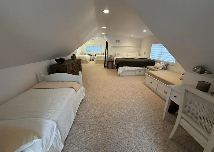 Lakefront 5-Bedroom House Near Ocean With Pool